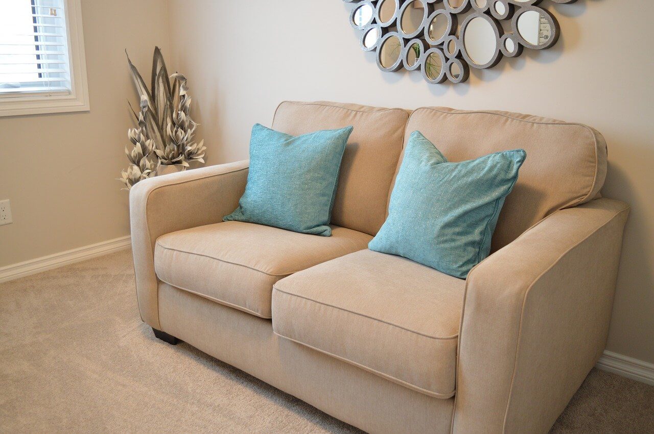 Cómo tapizar un sofá pequeño en 8 pasos: consejos